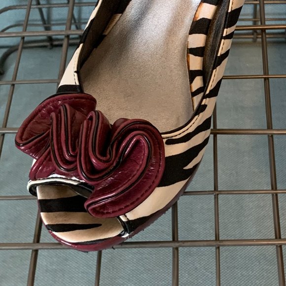 Gently Worn Madden Girl Zebra Striped Peep Toe - Picture 10 of 12